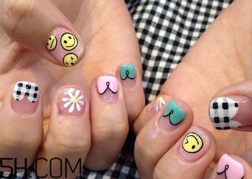 美甲涂什么顏色好看？2018冬天最美的韓式美甲