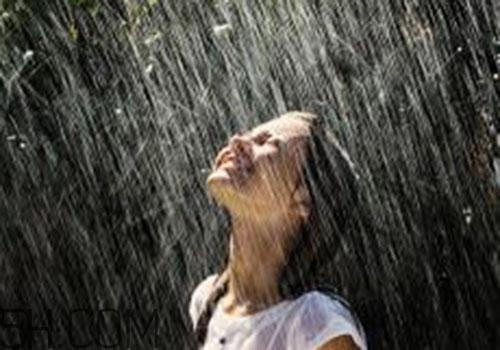 淋雨后會(huì)頭疼嗎？淋雨后頭疼怎么辦呢？