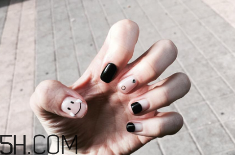 什么牌子指甲油好用？2018清新美甲圖片最新款