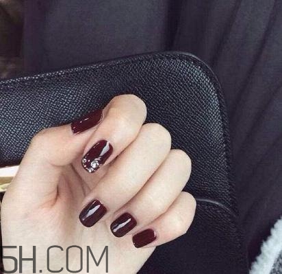 指甲軟是怎么回事？冬季美甲什么顏色好看？