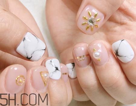 簡約好看的跳色美甲圖片 亮晶晶的鉆石美甲圖推薦 簡約好看的跳色美甲圖片 亮晶晶的鉆石美甲圖推薦