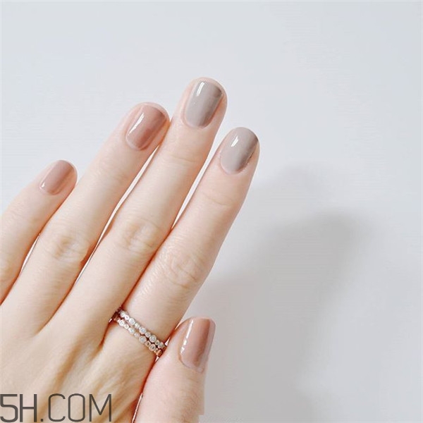 冬天美甲適合什么顏色？純色美甲跳色款式搭配圖