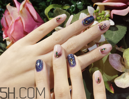 簡約好看的跳色美甲圖片 亮晶晶的鉆石美甲圖推薦 簡約好看的跳色美甲圖片 亮晶晶的鉆石美甲圖推薦