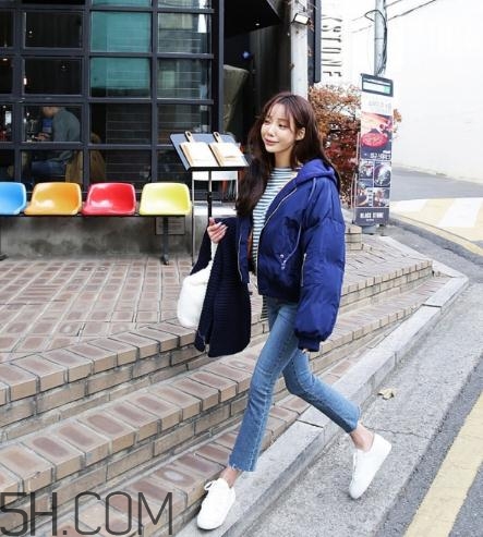 藍(lán)色棉襖配什么褲子？藍(lán)色棉服搭配褲子圖片