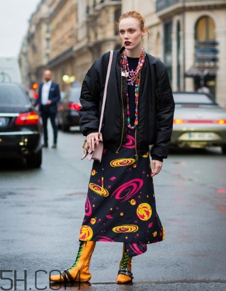 黑色飛行夾克怎么搭配？黑色飛行員夾克搭配女