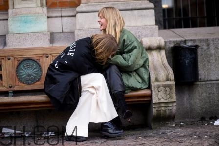 黑色飛行夾克怎么搭配？黑色飛行員夾克搭配女