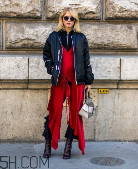 黑色飛行夾克怎么搭配？黑色飛行員夾克搭配女