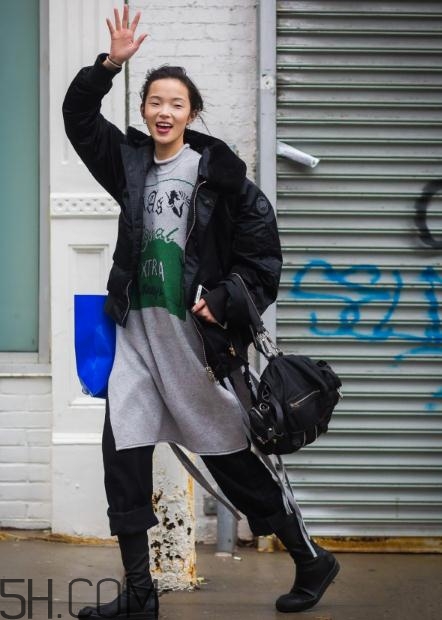 黑色飛行夾克怎么搭配？黑色飛行員夾克搭配女