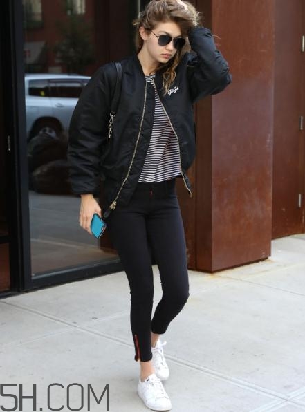 黑色飛行夾克怎么搭配？黑色飛行員夾克搭配女