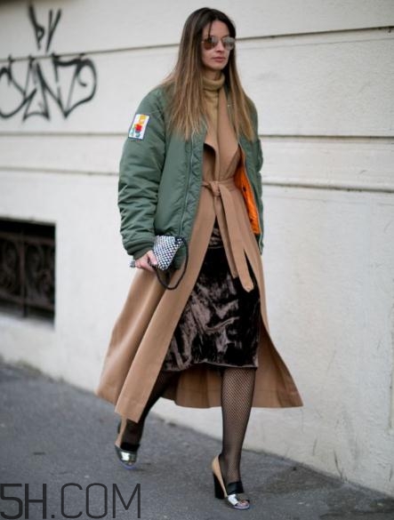 綠色飛行夾克怎么搭配？綠色飛行員夾克搭配女