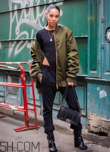 綠色飛行夾克怎么搭配？綠色飛行員夾克搭配女