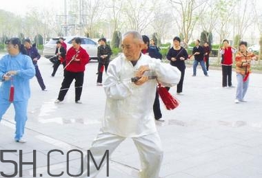 冬季應(yīng)該怎么晨練？冬季晨練的注意事項有哪些？