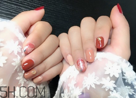 美甲后如何洗掉？秋冬焦糖色美甲圖片