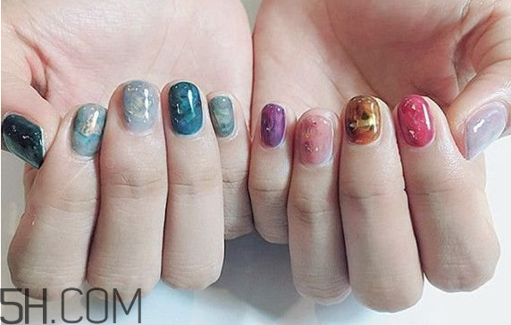 美甲店常用甲油膠品牌有哪些？沒有任何基礎(chǔ)學(xué)美甲難嗎？