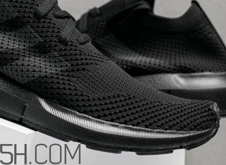 adidas swift run triple black配色在哪買_多少錢？