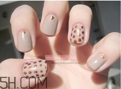 指甲油哪個牌子好？腳趾甲變色是怎么回事？