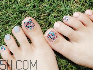 指甲油哪個牌子好？腳趾甲變色是怎么回事？