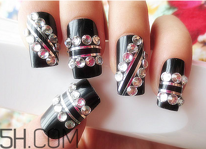 簡約好看的跳色美甲圖片 亮晶晶的鉆石美甲圖推薦 簡約好看的跳色美甲圖片 亮晶晶的鉆石美甲圖推薦