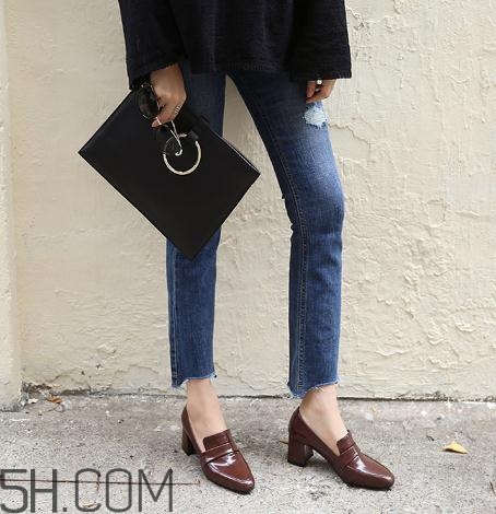 棕色皮鞋用什么顏色鞋油？棕色皮鞋怎么擦才能亮？