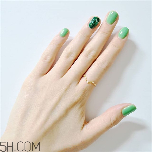 冬天美甲適合什么顏色？純色美甲跳色款式搭配圖