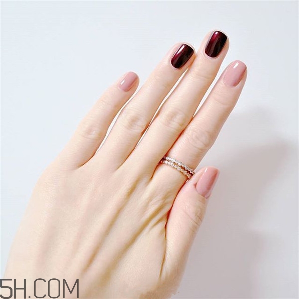 冬天美甲適合什么顏色？純色美甲跳色款式搭配圖