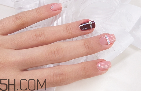 美甲店常用甲油膠品牌有哪些？沒有任何基礎(chǔ)學(xué)美甲難嗎？