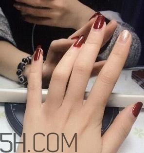 冬天美甲適合什么顏色？純色美甲跳色款式搭配圖