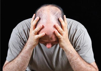 為什么男性比女性更容易脫發(fā)？什么原因?qū)е履行悦摪l(fā)？