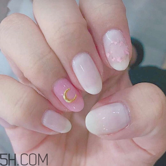 簡約好看的跳色美甲圖片 亮晶晶的鉆石美甲圖推薦 簡約好看的跳色美甲圖片 亮晶晶的鉆石美甲圖推薦