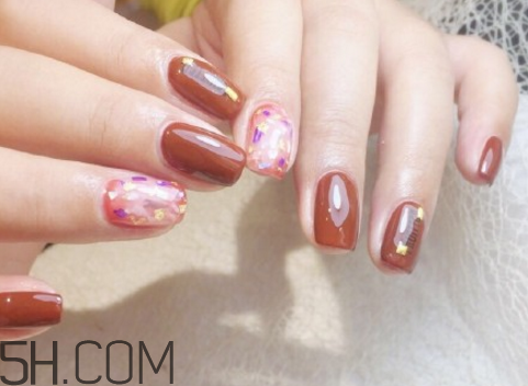 美甲后如何洗掉？秋冬焦糖色美甲圖片