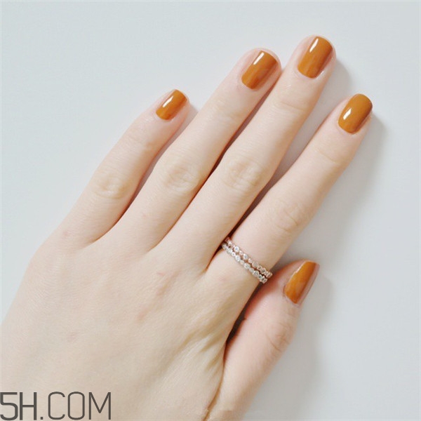 冬天美甲適合什么顏色？純色美甲跳色款式搭配圖