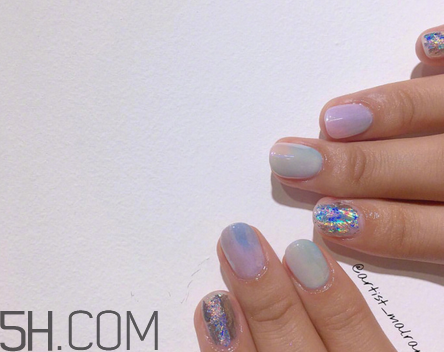 簡約好看的跳色美甲圖片 亮晶晶的鉆石美甲圖推薦 簡約好看的跳色美甲圖片 亮晶晶的鉆石美甲圖推薦