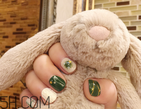 簡約好看的跳色美甲圖片 亮晶晶的鉆石美甲圖推薦 簡約好看的跳色美甲圖片 亮晶晶的鉆石美甲圖推薦