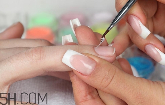 光療甲和水晶甲哪個好？什么是水晶甲？