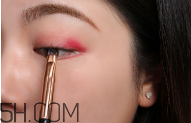 用唇彩筆畫眼影圖解教程 用唇彩筆畫眼影圖解教程