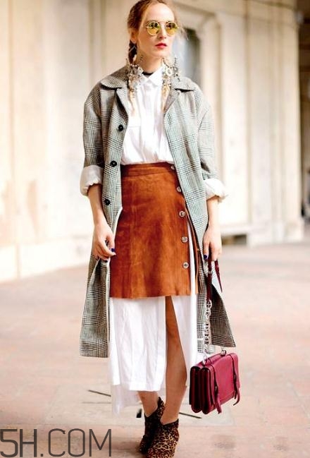 焦糖色半身裙怎么搭配？焦糖色半身裙搭配圖片