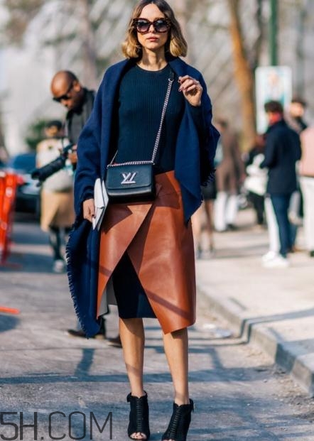 焦糖色半身裙怎么搭配？焦糖色半身裙搭配圖片