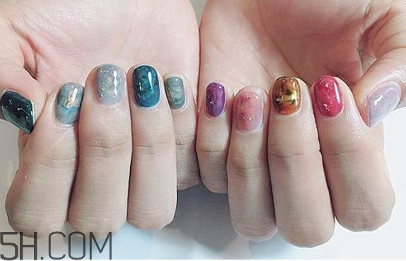 手黑涂什么顏色顯手白？美甲容易脫落的原因