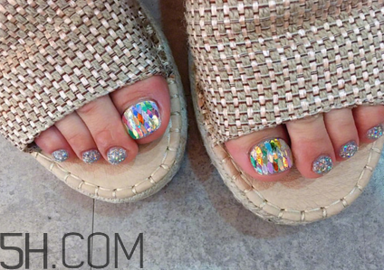 手黑涂什么顏色顯手白？美甲容易脫落的原因