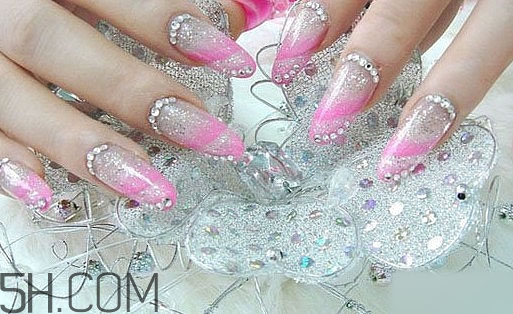 長期美甲的8大危害 如何護(hù)理指甲 長期美甲的8大危害 如何護(hù)理指甲