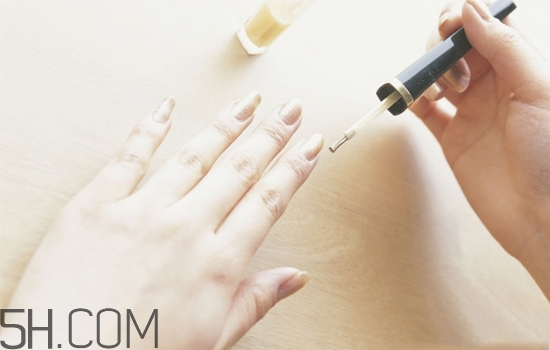 光療甲和水晶甲哪個好？什么是水晶甲？