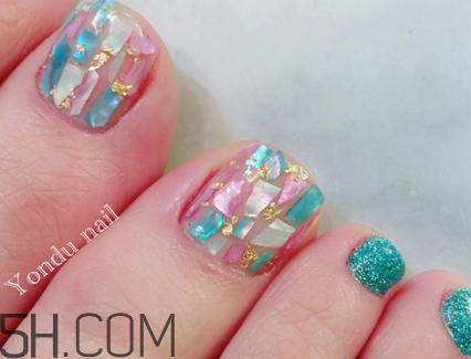 腳涂什么顏色指甲油好看？粉色四葉草貝殼美甲教程
