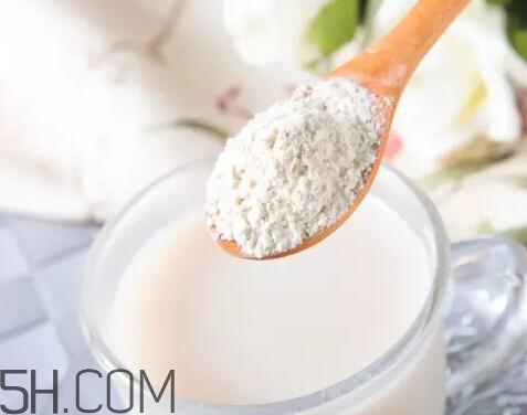 蛋白粉用開水沖泡好還是涼水沖泡好？用開水沖泡蛋白粉會(huì)不會(huì)影響營養(yǎng)價(jià)值？