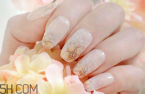 長期美甲的8大危害 如何護(hù)理指甲 長期美甲的8大危害 如何護(hù)理指甲