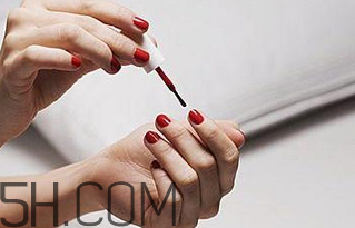 指甲油涂到手上怎么辦？如何涂指甲油不出邊？