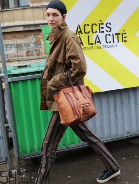 焦糖色包包配什么顏色好看？焦糖色包包搭配圖片