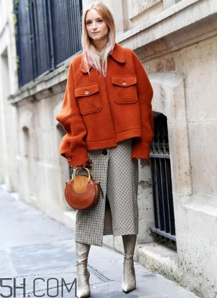 焦糖色包包配什么顏色好看？焦糖色包包搭配圖片