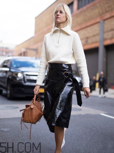 焦糖色包包配什么顏色好看？焦糖色包包搭配圖片