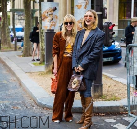 焦糖色包包配什么顏色好看？焦糖色包包搭配圖片