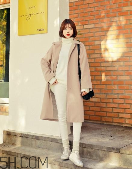 冬天白色褲子配什么鞋？冬天白色褲子搭配鞋子圖片